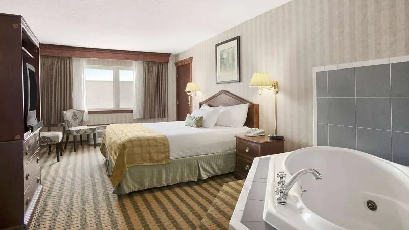 Ramada by Wyndham Saginaw Hotel & Suites