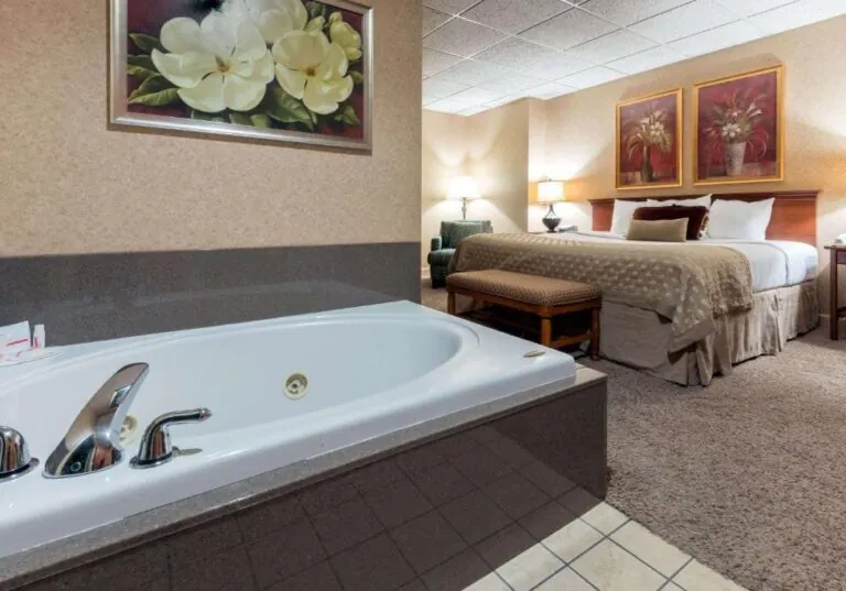 Ramada Hotel & Convention Center by Wyndham Topeka Downtown