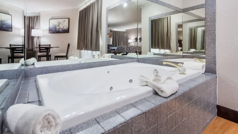 Red Roof Inn & Suites Omaha – Council Bluffs