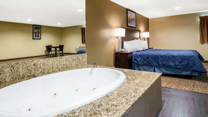 Rodeway Inn Lyons – La Grange