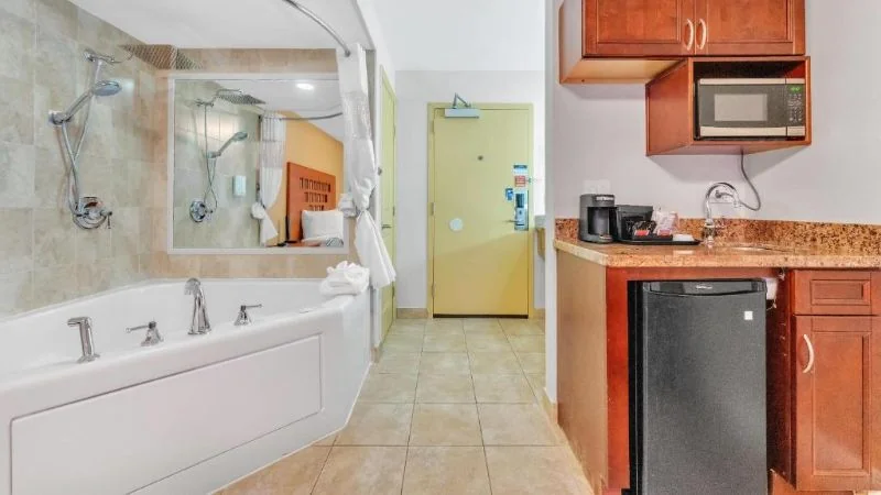 Rodeway Inn & Suites Fort Lauderdale Airport & Port Everglades Cruise Port Hotel