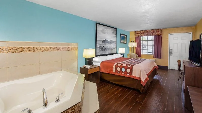 Super 8 by Wyndham Bradenton Sarasota Area