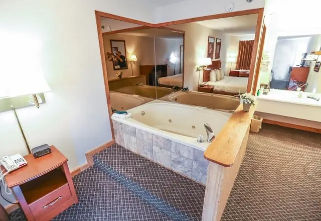 Super 8 by Wyndham Branson / Shepherd of the Hills Exwy