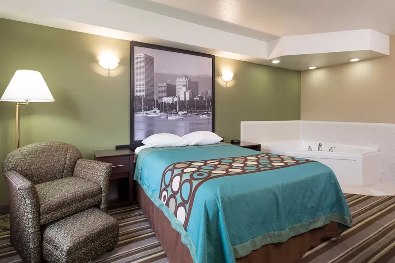 Super 8 by Wyndham Germantown/Milwaukee