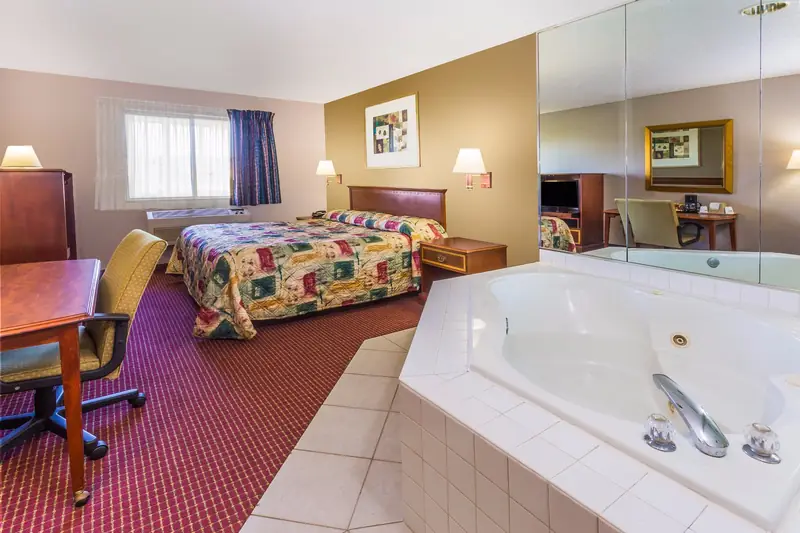 Super 8 by Wyndham Joliet I-55 N/Chicago
