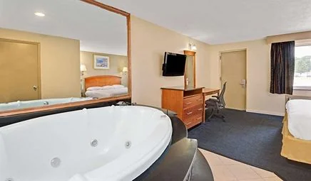 Super 8 by Wyndham Milford New Haven