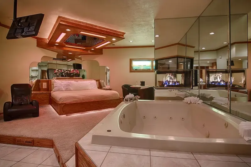 Sybaris Pool Suites Mequon